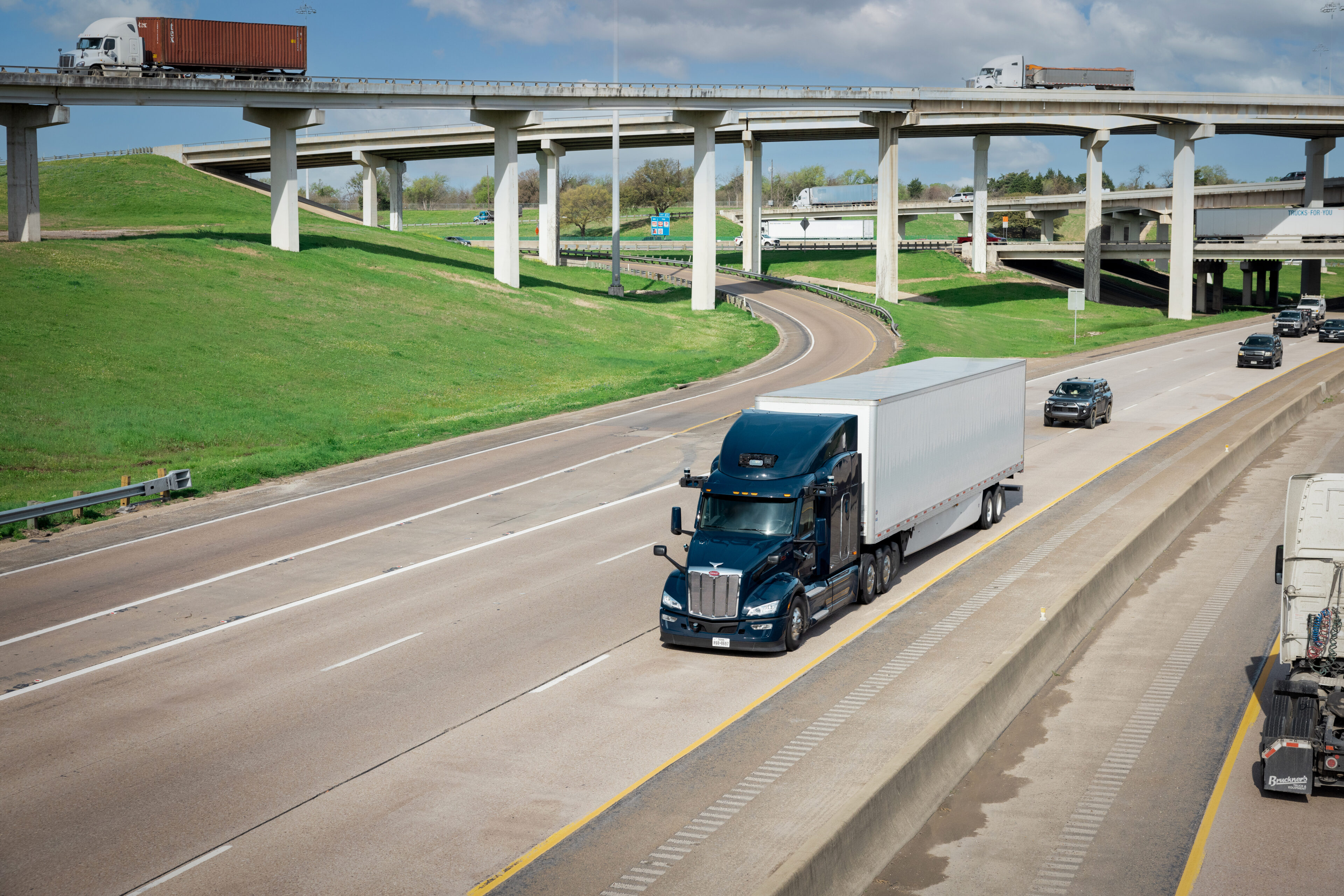 Aurora_Horizon_Autonomous_Trucking_-_PBT-579_Highway_2